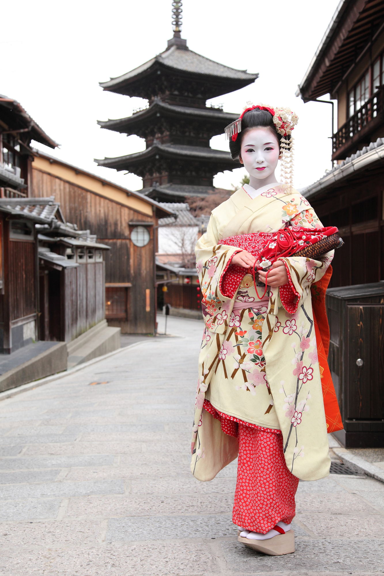 Maiko in front of Yasaka Pagoda