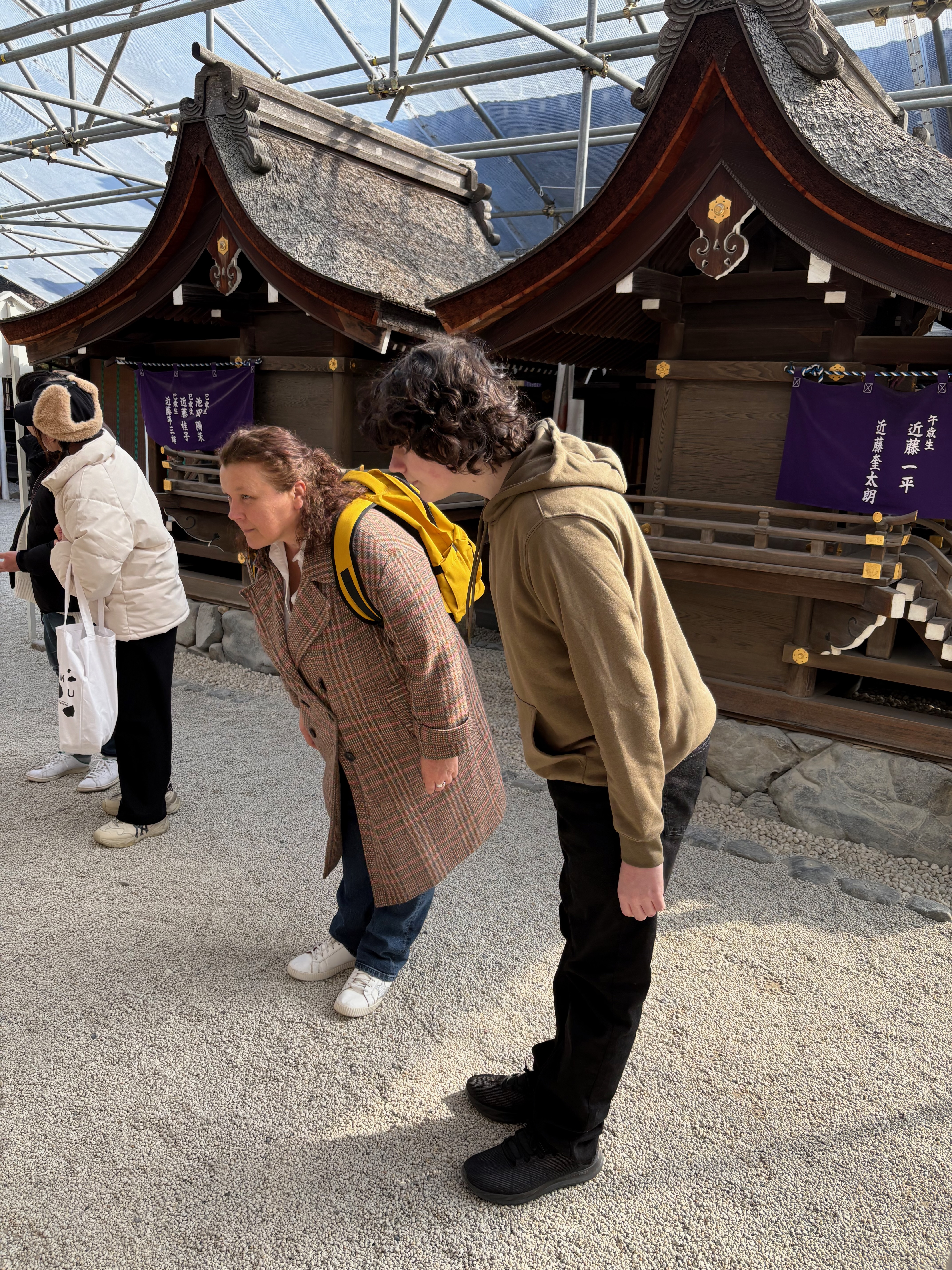 Guests bowing at Shimogamo Shrine
